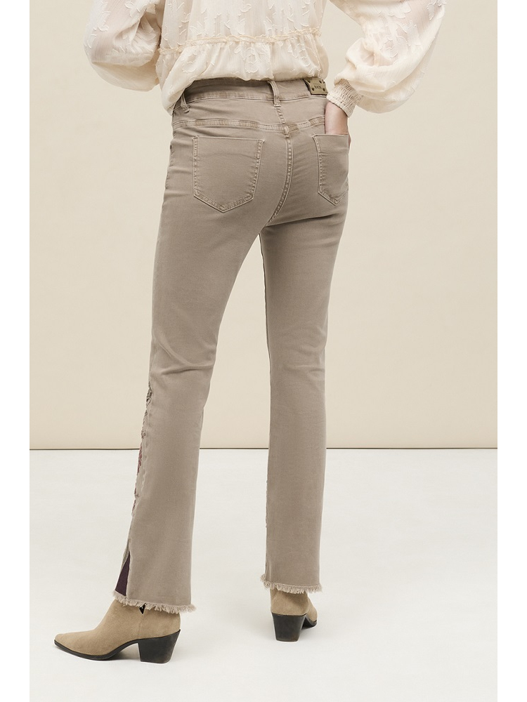 PANTALON VAQUERO BORDADOS ETNICOS BAJO