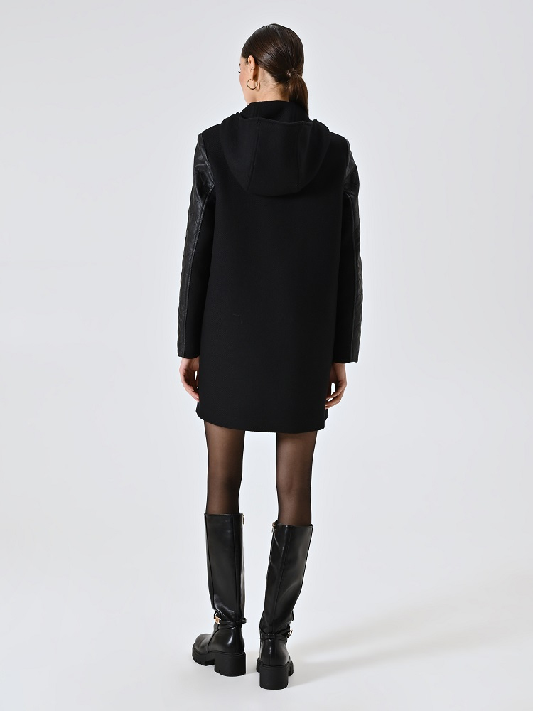 ABRIGO MATELASSE MANGAS ECOPIEL