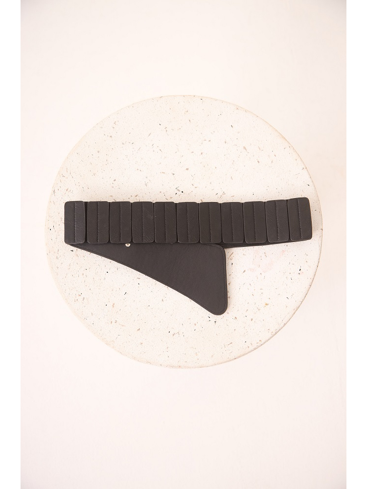 CINTURON CON TACHUELAS Y HEBILLA METALIC