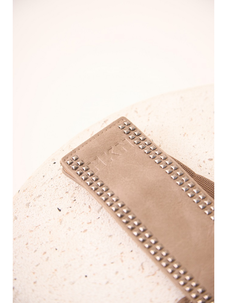 CINTURON CON TACHUELAS Y HEBILLA METALIC