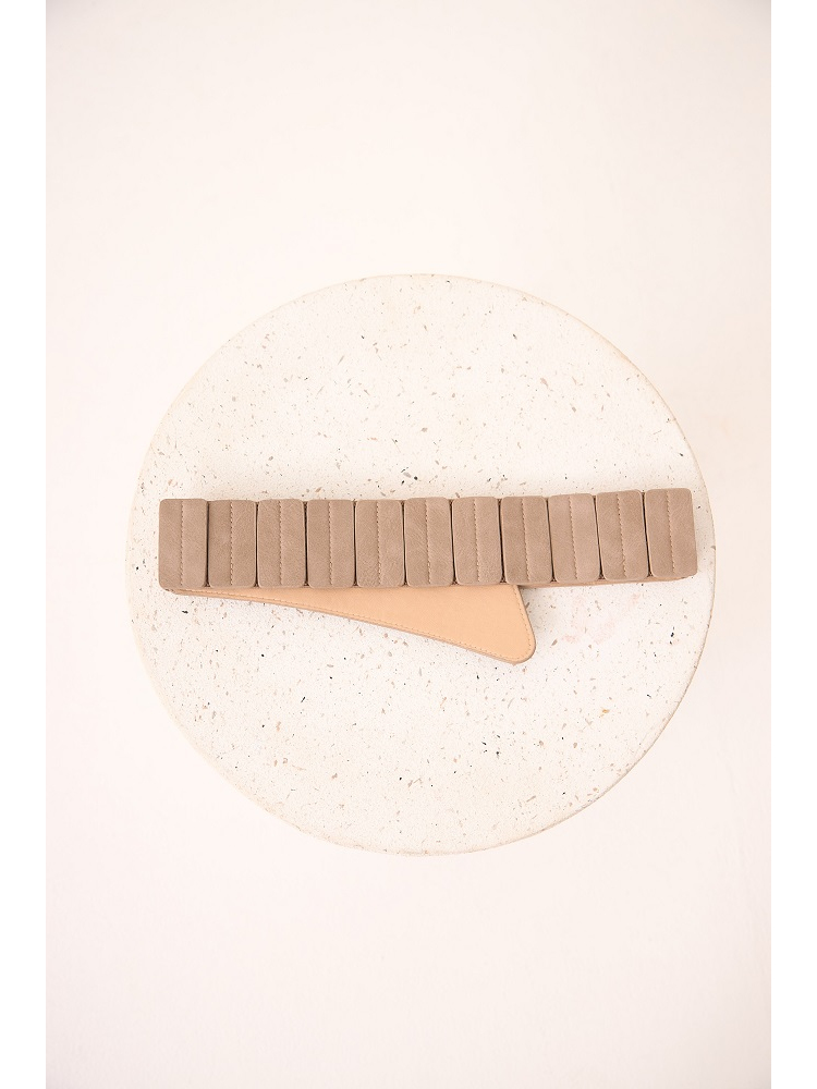 CINTURON CON TACHUELAS Y HEBILLA METALIC