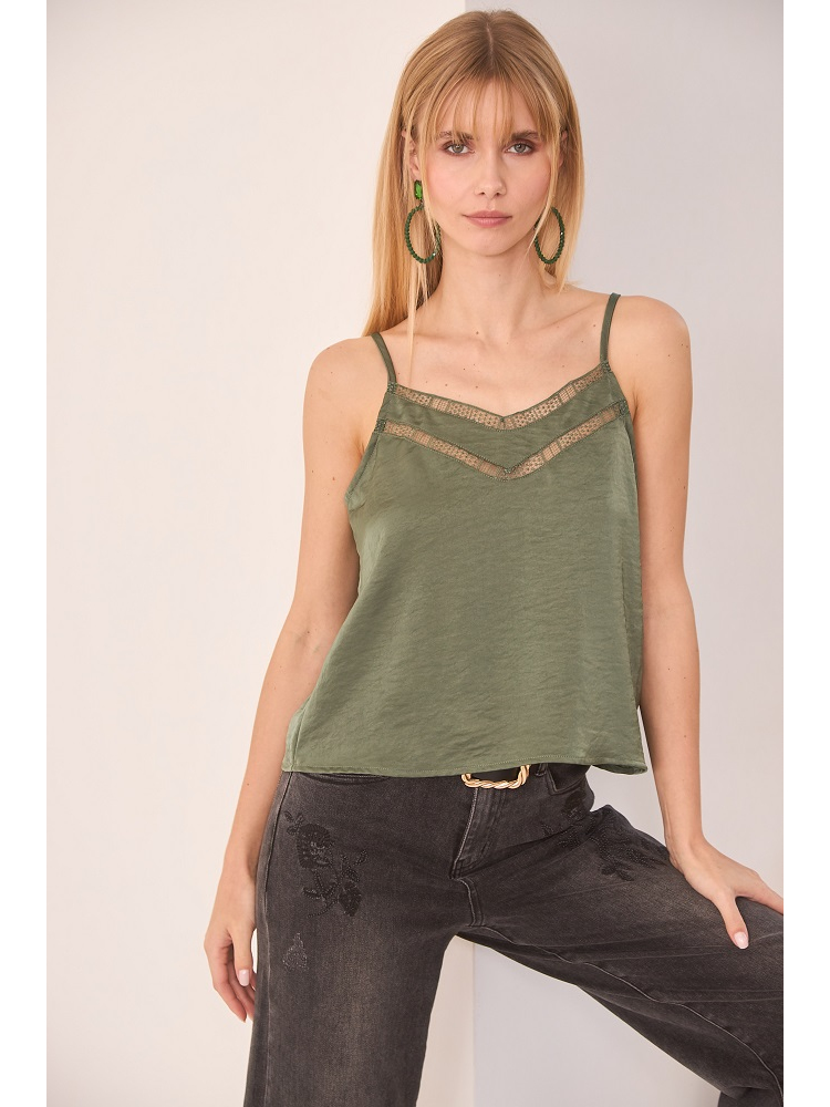 TOP LENCERO SATINADO CON DETALLE BLONDA 2