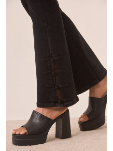 PANTALON VAQUERO CON ABERTURA LATERAL