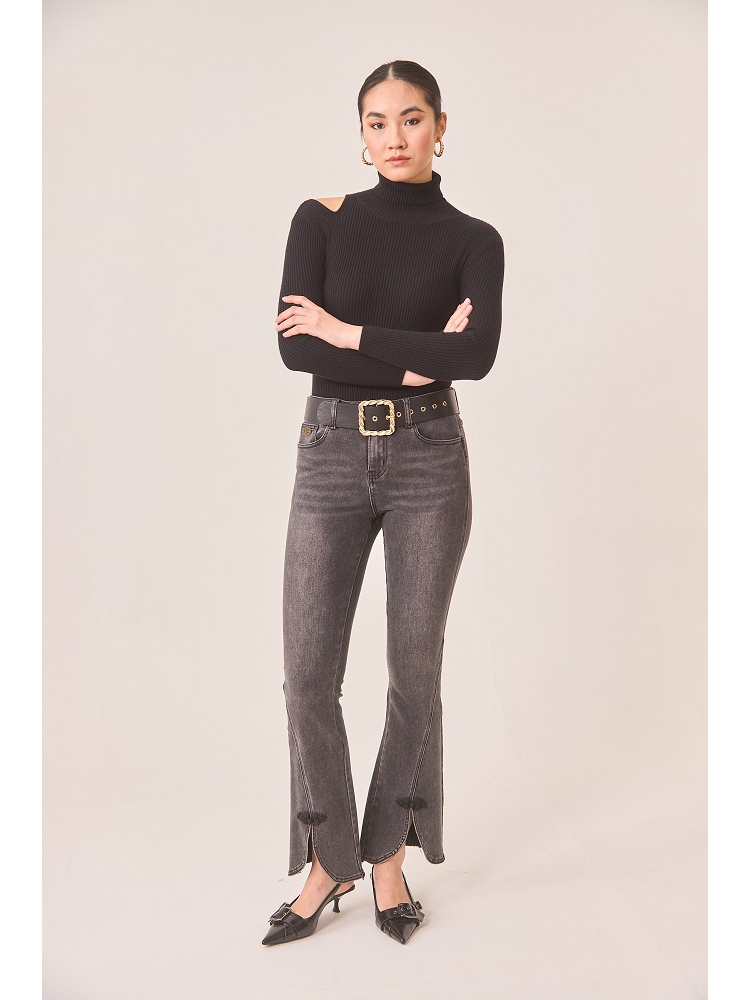 PANTALON VAQUERO ABERTURA Y BOTON NUDO O