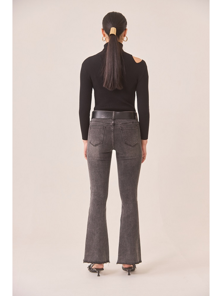 PANTALON VAQUERO ABERTURA Y BOTON NUDO O