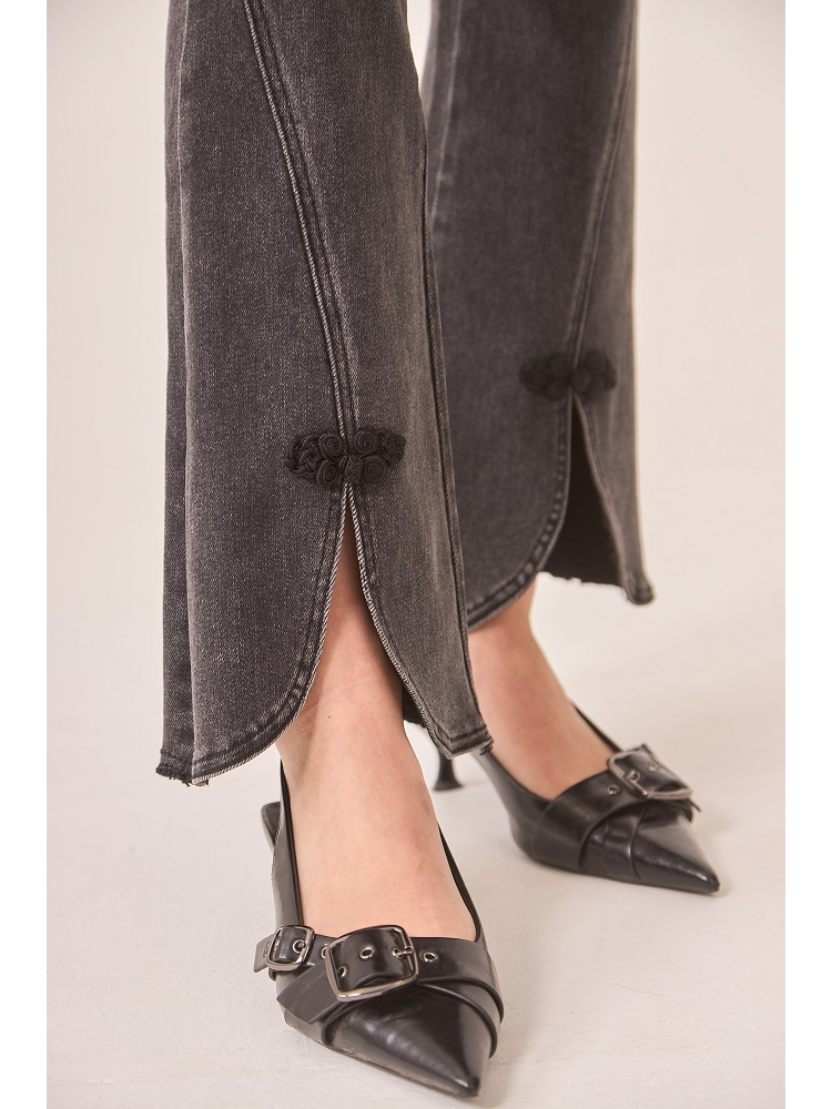 PANTALON VAQUERO ABERTURA Y BOTON NUDO O