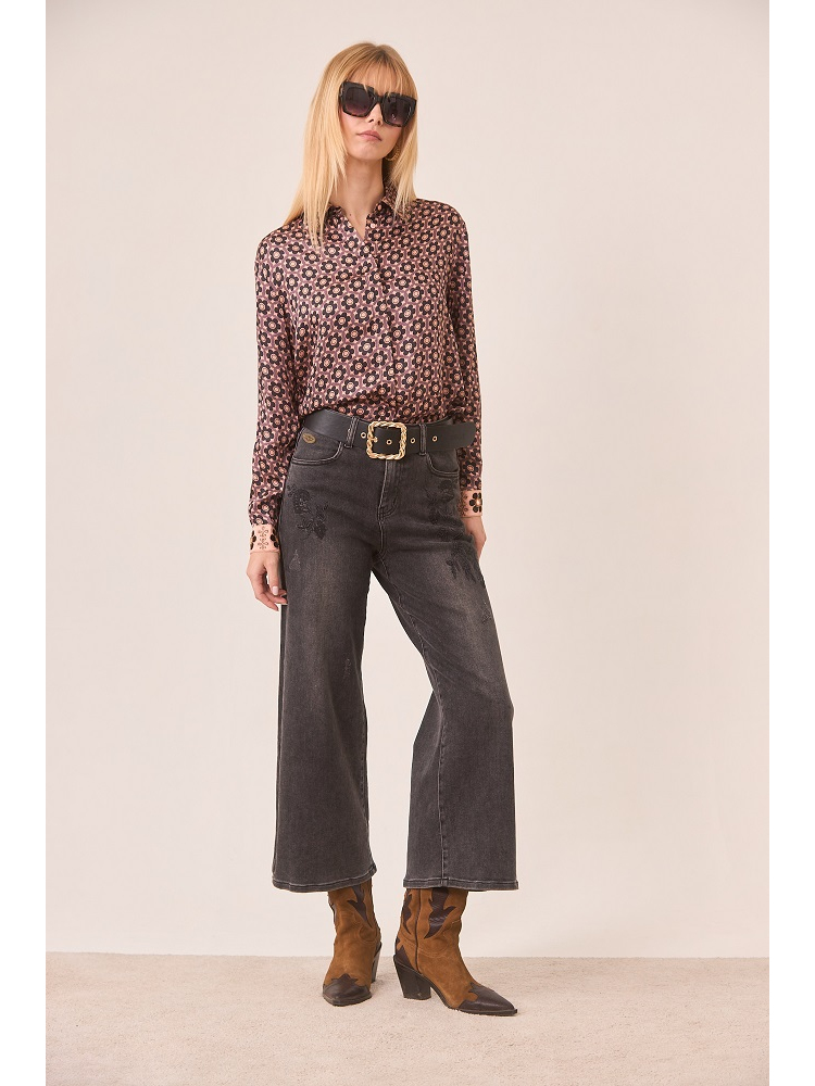 PANTALON VAQUERO CON BORDADO FLORAL