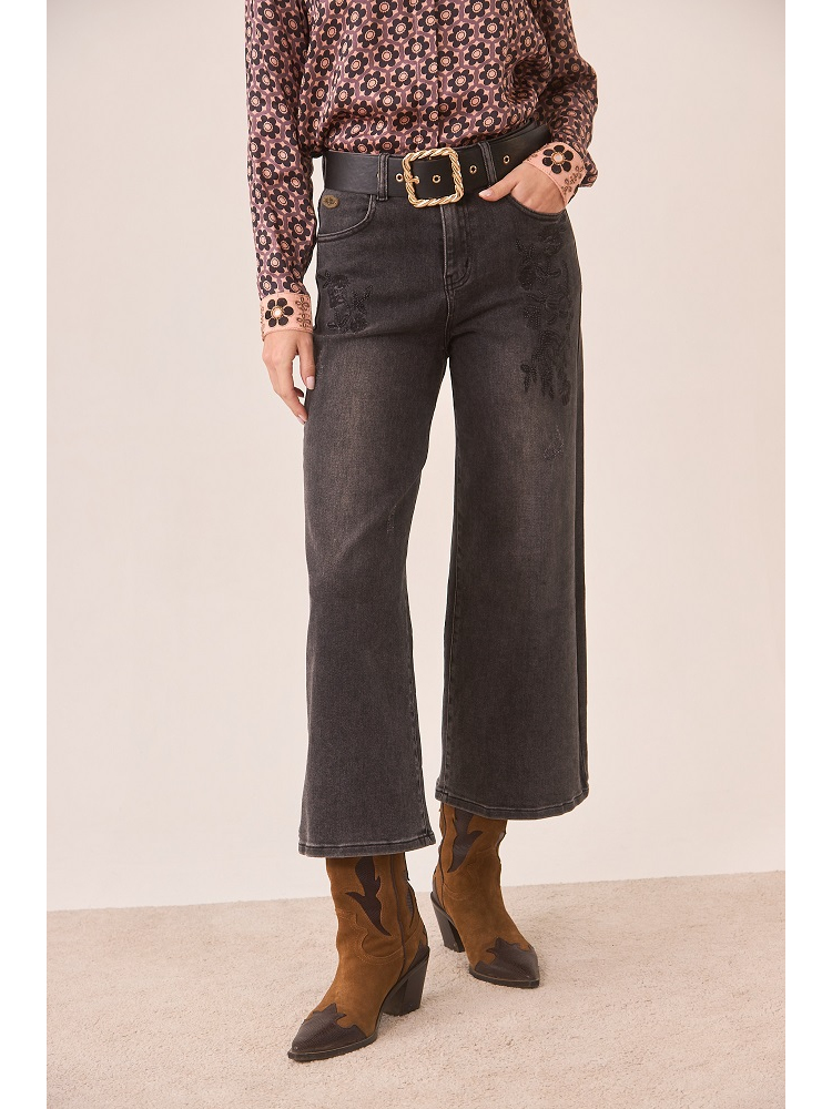 PANTALON VAQUERO CON BORDADO FLORAL 2