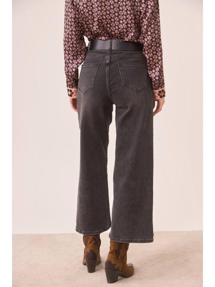 PANTALON VAQUERO CON BORDADO FLORAL