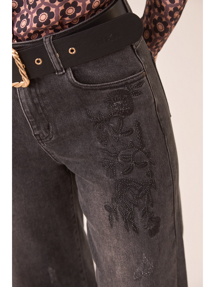 PANTALON VAQUERO CON BORDADO FLORAL