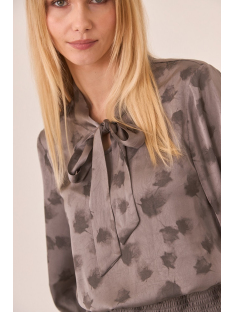 BLUSA EST CON LAZADA EN CUELLO
