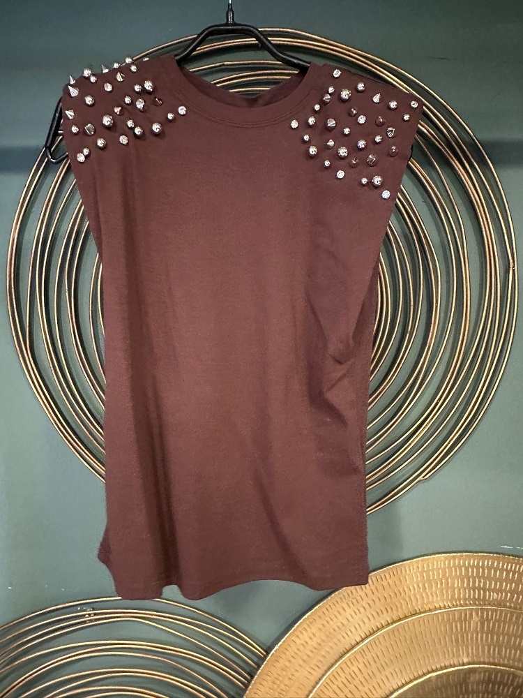 CAMISETA TACHUELAS 2