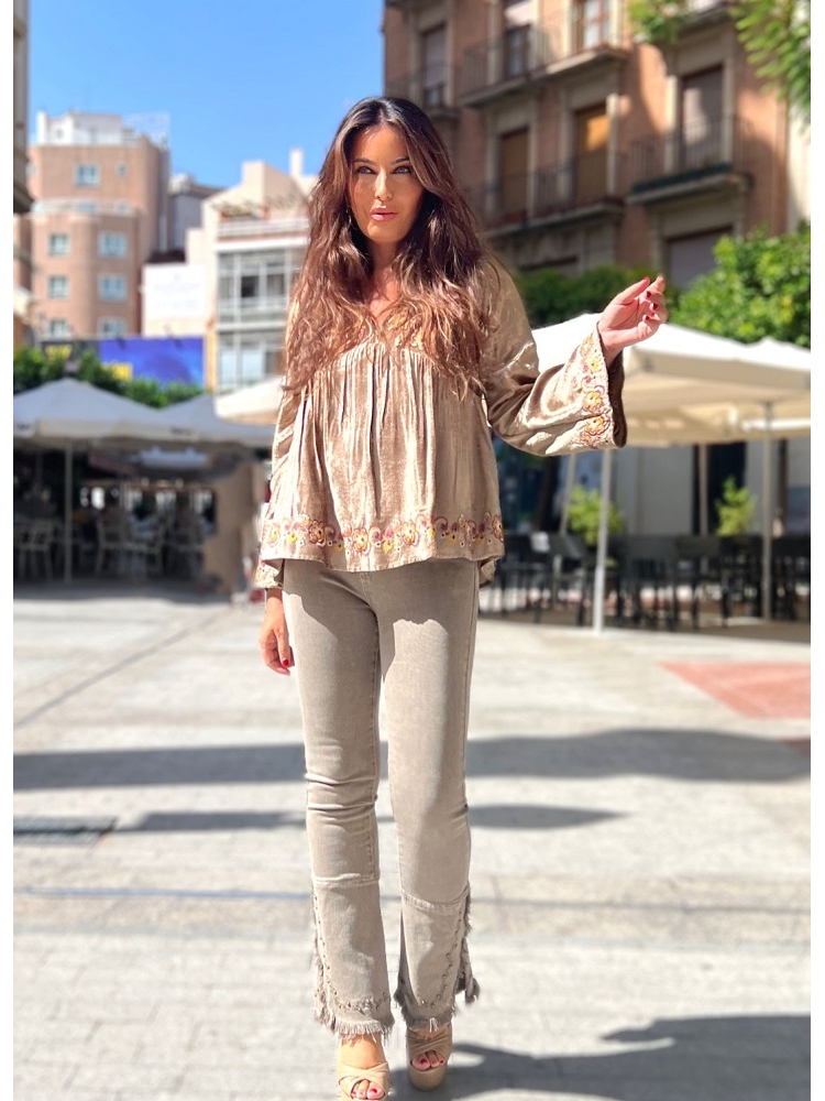 BLUSA TERCIOPELO CON BORDADO FLORAL