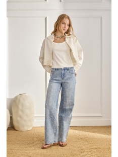 PANTALON VAQUERO CON DISEÑO TACHAS GEOME