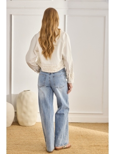 PANTALON VAQUERO CON DISEÑO TACHAS GEOME