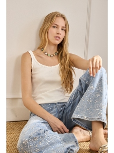 PANTALON VAQUERO CON DISEÑO TACHAS GEOME