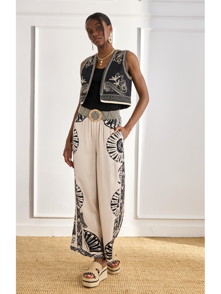 CHALECO CON BORDADOS BICOLOR