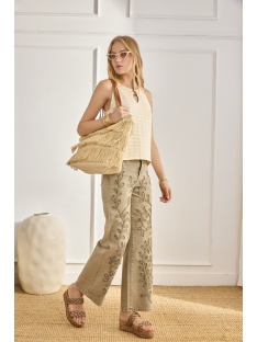 PANTALON VAQUERO CON BORDADO CORDON