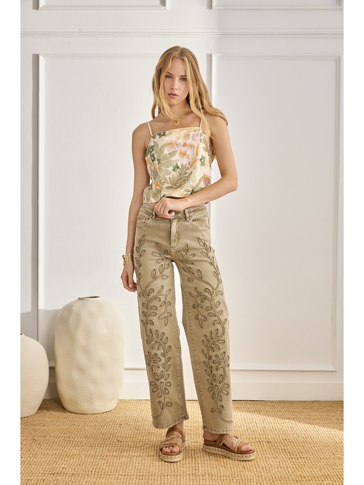 PANTALON VAQUERO CON BORDADO CORDON