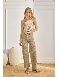 PANTALON VAQUERO CON BORDADO CORDON