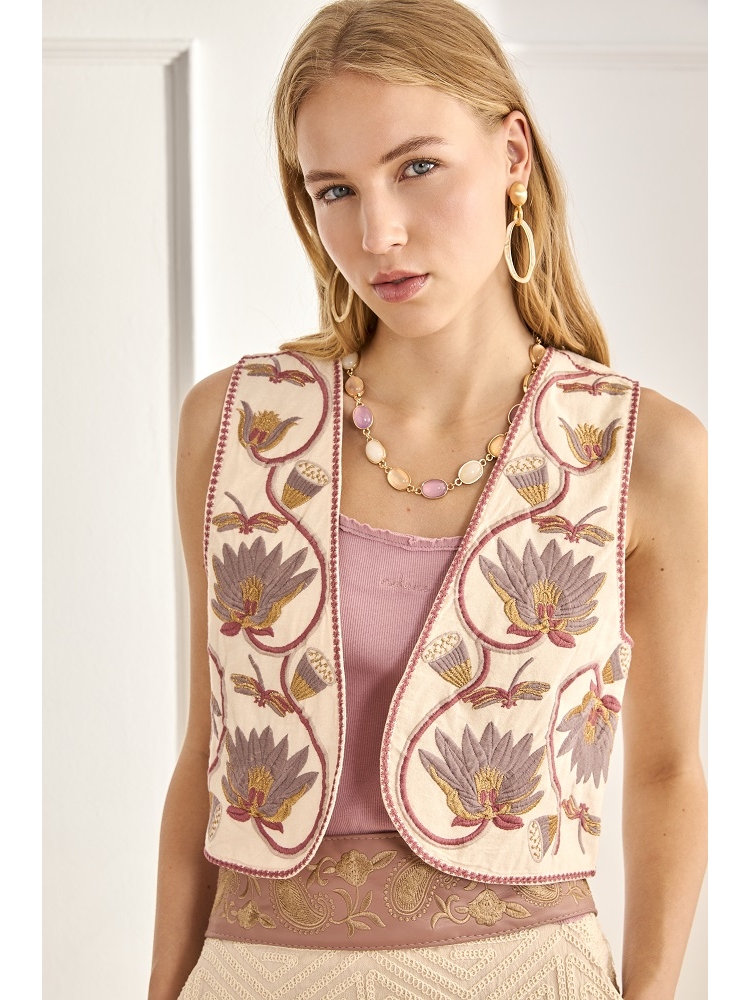 CHALECO CON BORDADO FLORAL