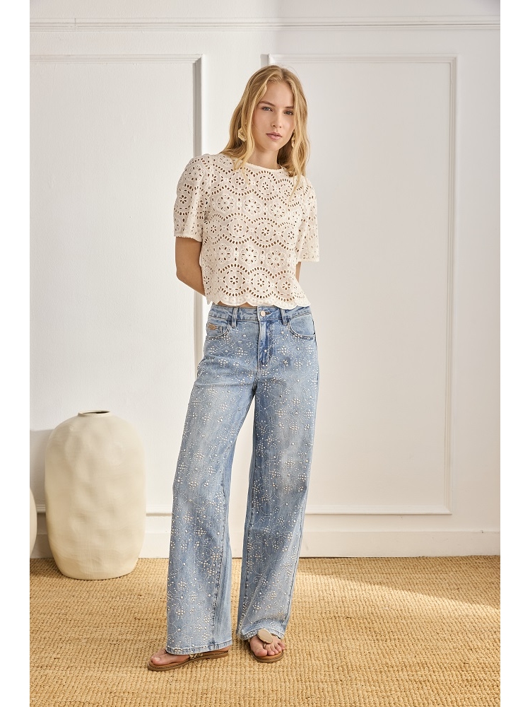 BLUSA CON CALADOS Y ESCOTE REDONDO