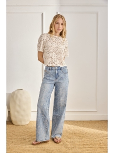 BLUSA CON CALADOS Y ESCOTE REDONDO