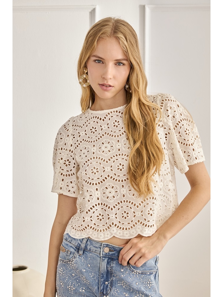 BLUSA CON CALADOS Y ESCOTE REDONDO 2