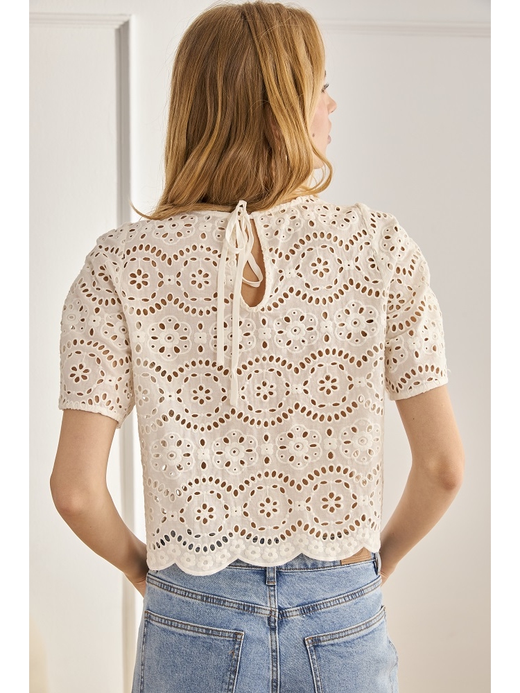 BLUSA CON CALADOS Y ESCOTE REDONDO