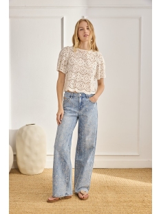 BLUSA CON CALADOS Y ESCOTE REDONDO