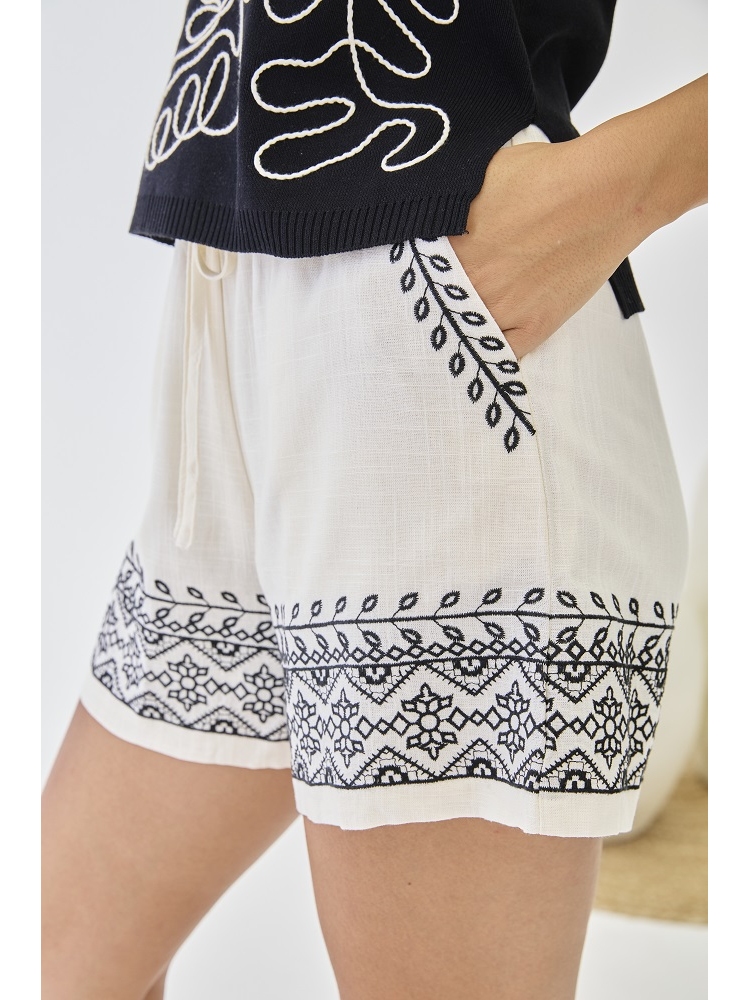 SHORT LINO BORDADO EN BAJO Y BOLSILLO