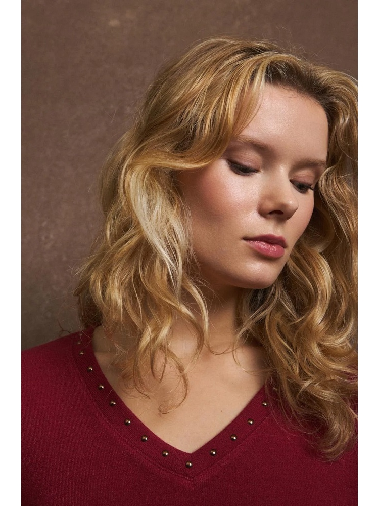 SUETER LISO ESC PICO CON TACHUELAS