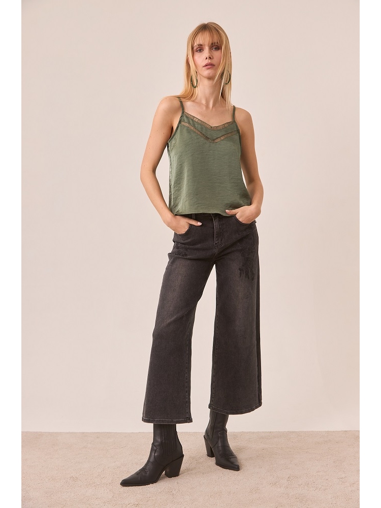 TOP LENCERO SATINADO CON DETALLE BLONDA