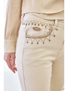 PANTALON VAQUERO CON DETALLE BORDADO BOL