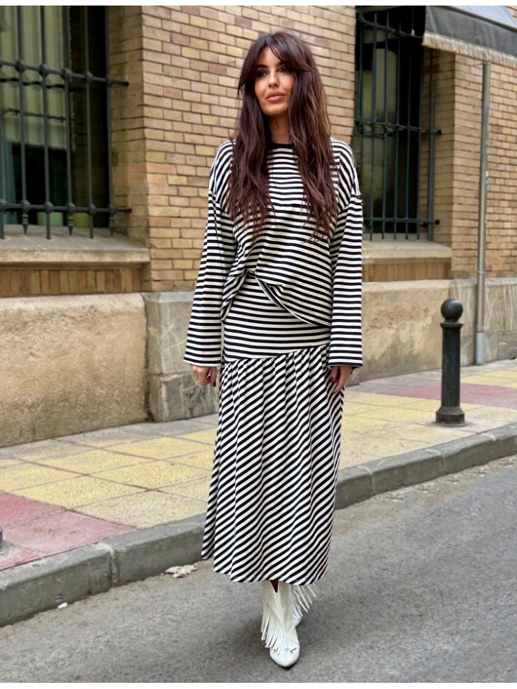 CONJUNTO SUDADERA Y FALDA RAYAS 2