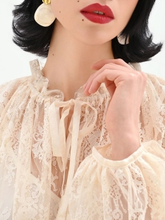 VESTIDO MINI ENCAJE CON VOLANTE